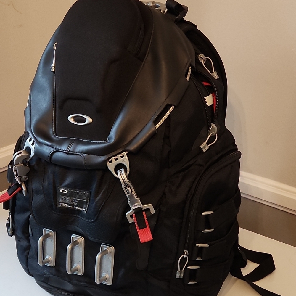 Oakley Black Backpack with Red Accent - Men's Rugged Gear Pack